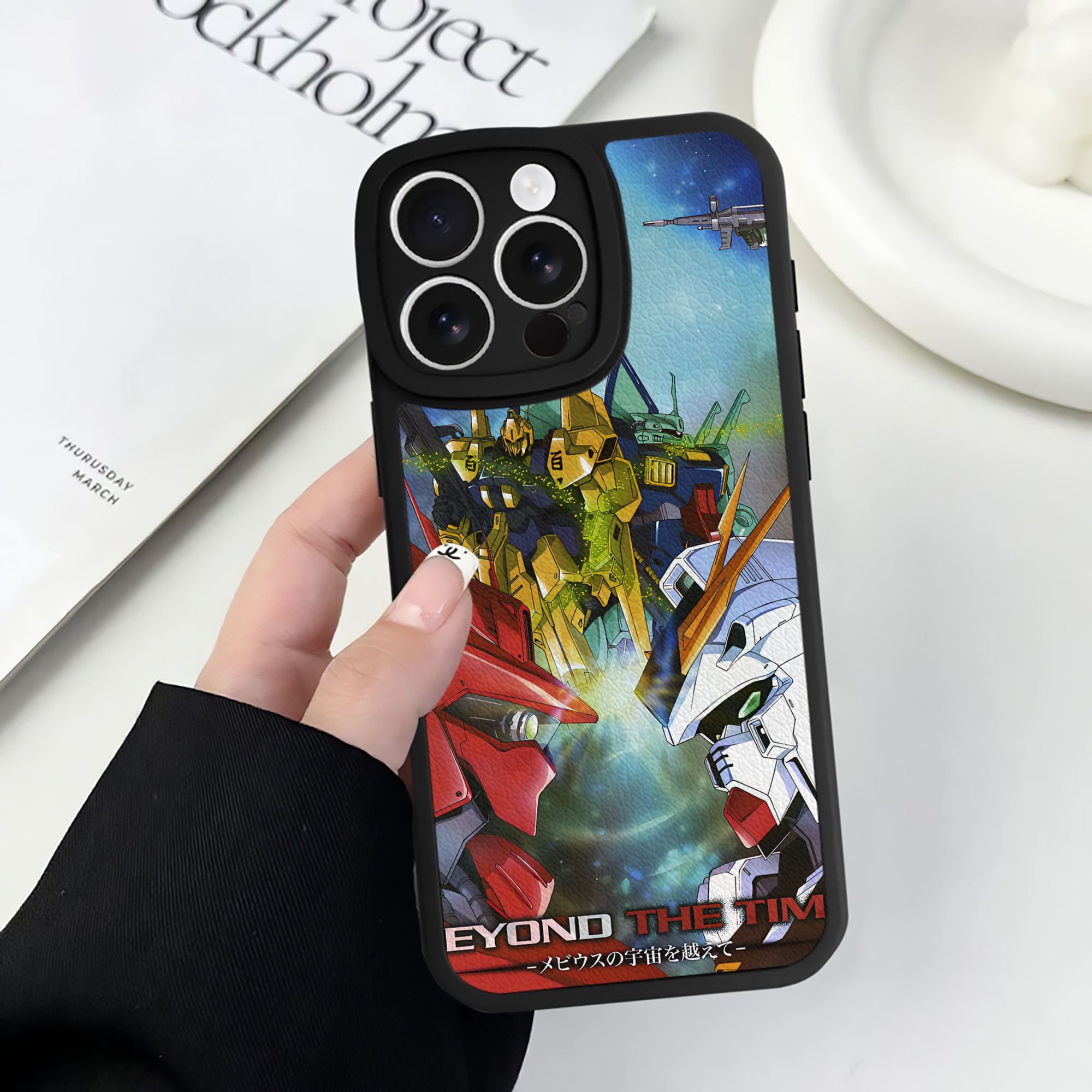 （画像用） 機動戦士ガンダム Mobile Suit Gundam 【iPhone 16シリーズ対応】シリコンスマホケース（レザー調） 材質：シリコン